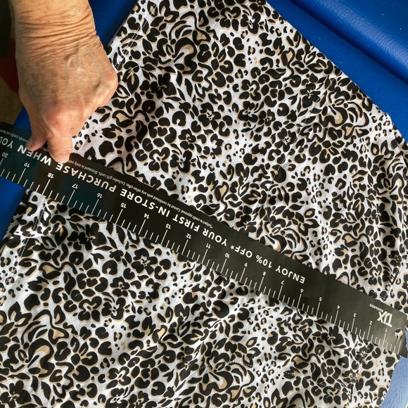 Elastic waist knit stretchy skirt. Two front pockets. Heavy knit - Picture 7 of 8